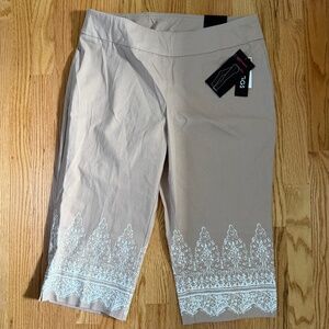 Briggs Women’s Khaki Capri Pants With Leg Detail